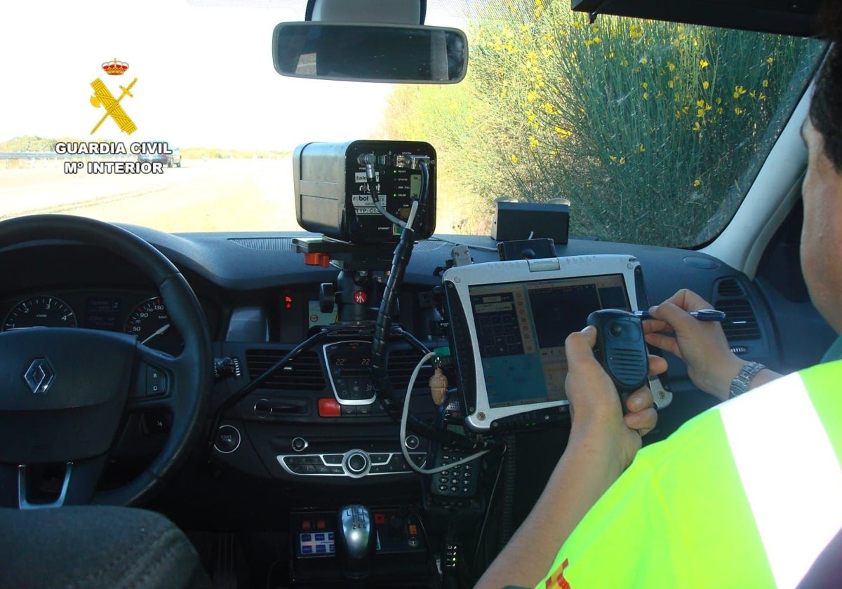 Patrulla de Tráfico de la Guardia Civil, con un radar móvil, en una imagen de archivo