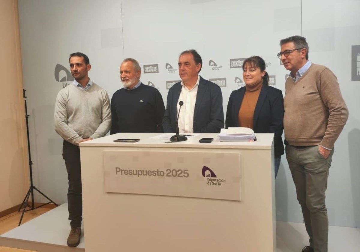 Equipo de Gobierno de la Diputación de Soria con el presidente en el centro