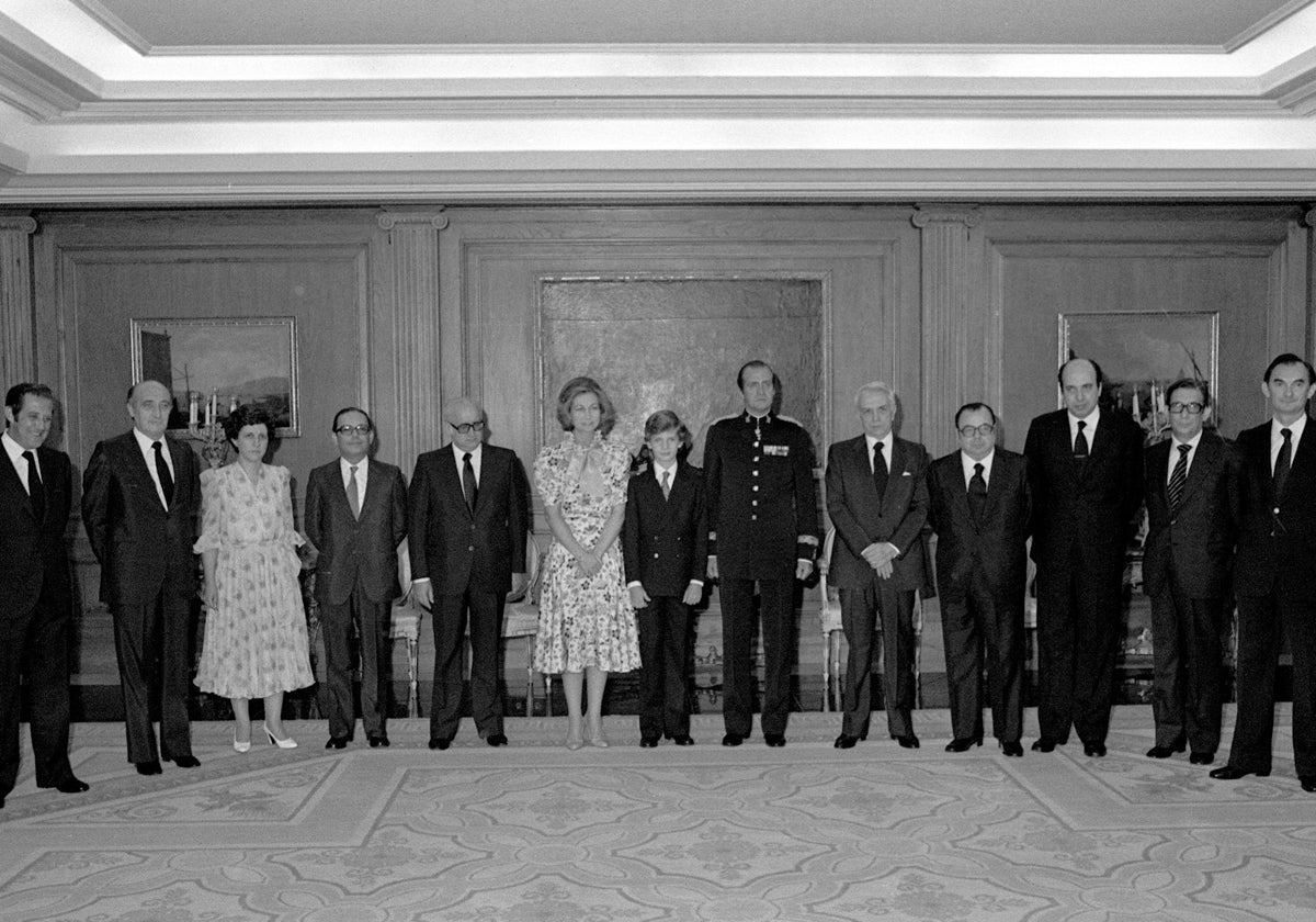 Los ReyesDon Juan Carlos y Doña Sofia y el Príncipe Felipe posan junto a los miembros del Tribunal Constitucional (TC), tras el acto de toma de posesión. De izq. a drcha.: Francisco Rubio Llorente, Aurelio Menéndez, Gloria Begué, Manuel Díez de Velasco, Jerónimo Arozamena, la reina Sofía, el príncipe Felipe, Juan Carlos I, Manuel García Pelayo, Ángel Latorre, Rafael Gómez Ferrer, Luis Díez Picazo y Francisco Tomás y Valiente