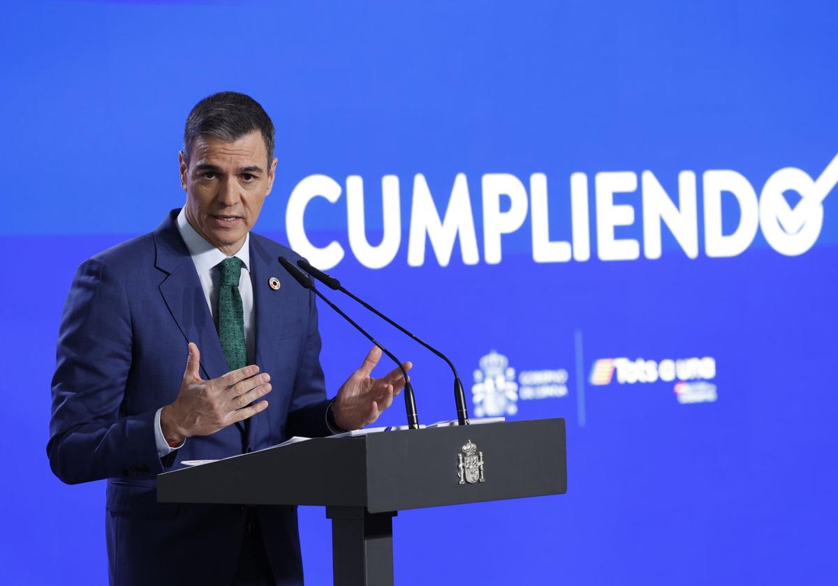 El presidente del Gobierno, Pedro Sánchez, este lunes en rueda de prensa para hacer balance del año