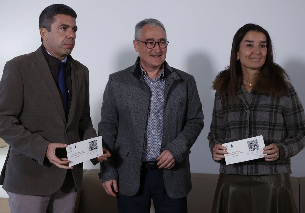 Imagen del presidente de la Generalitat, Carlos Mazón; el síndic de Comptes, Vicent Cucarella; y la consellera de Hacienda, Ruth Merino, este lunes en el Palau