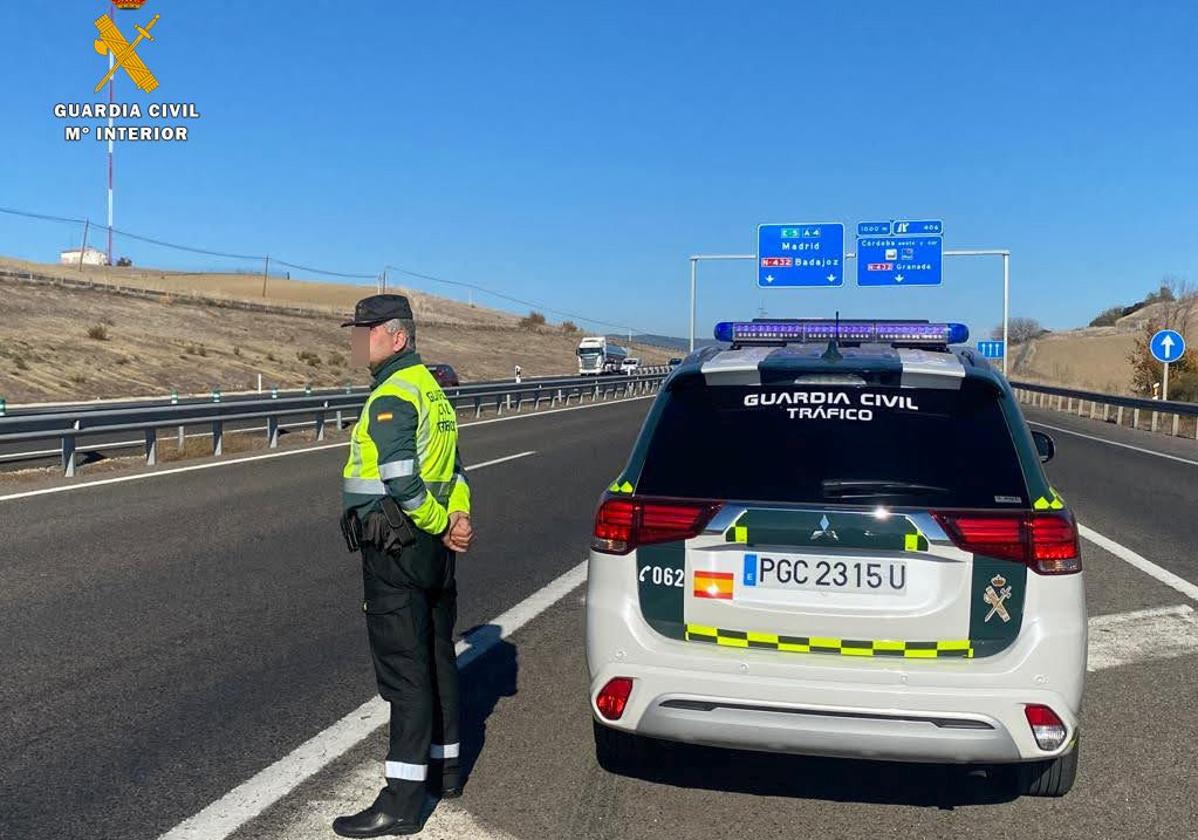 Un conductor deja un remolque cargado de aceitunas en mitad de una carretera de Adamuz y se marcha