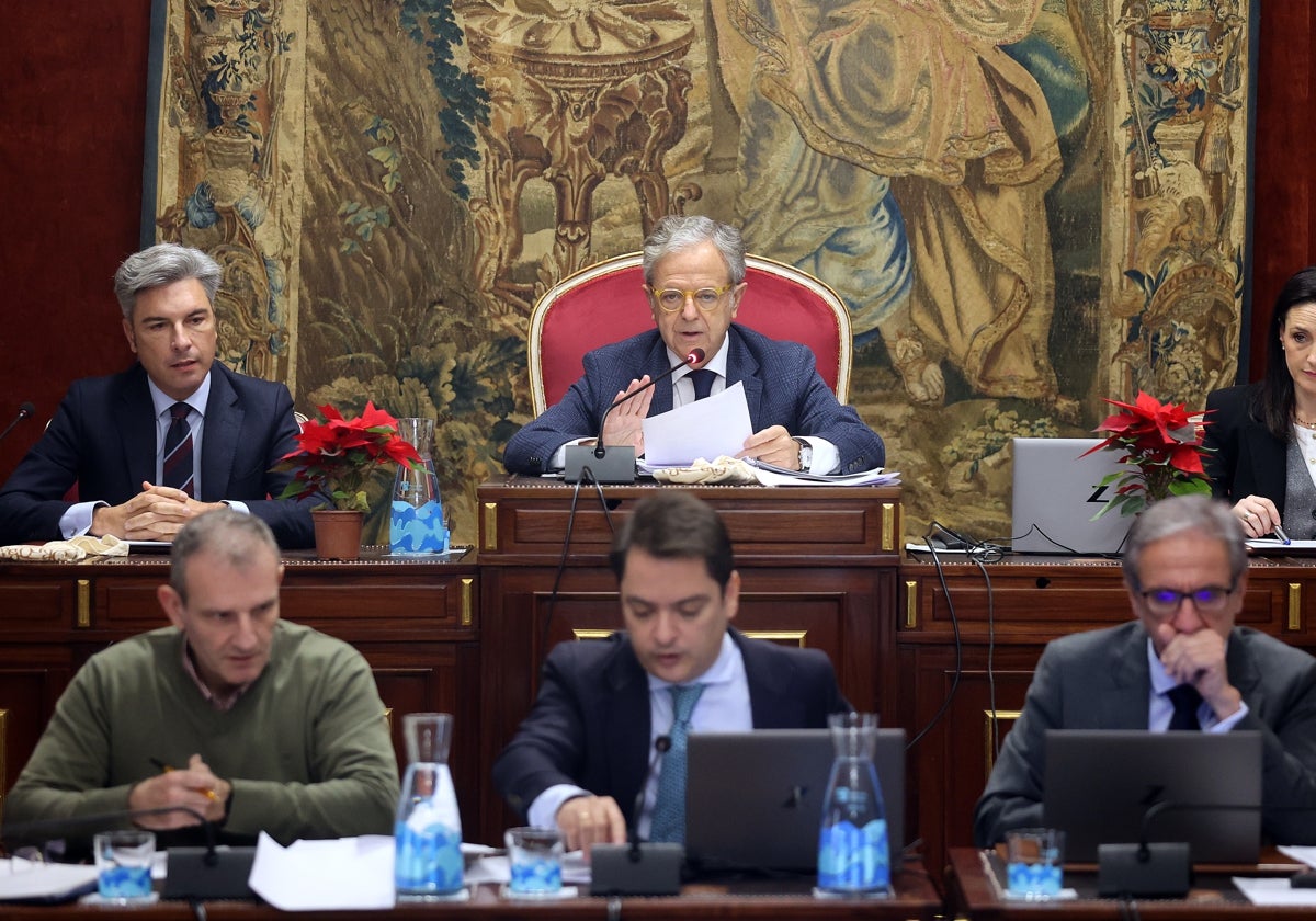 Salvador Fuentes preside un pleno en la Diputación de Córdoba