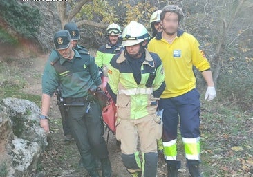 Rescatada una mujer tras caerse desde la cornisa de la Cueva de la Mora en Bogarra