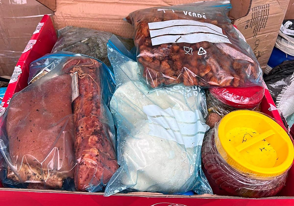 Imagen de los productos decomisados junto a un comercio de Valencia