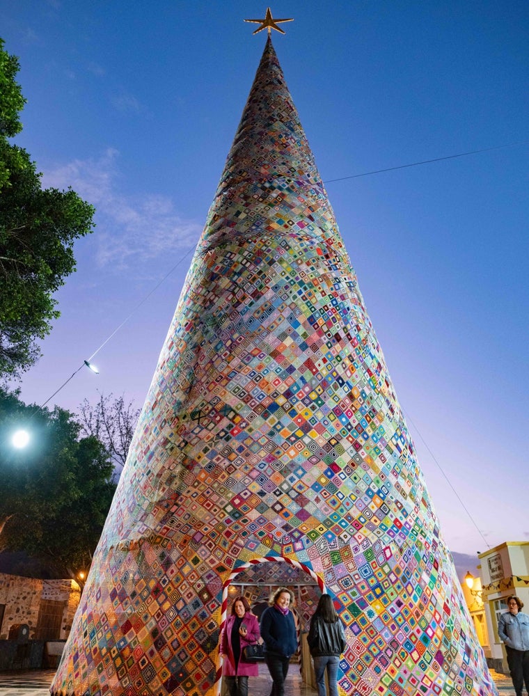 El árbol de navidad de Pájara está tejido a mano por sus mayores y ya alcanza los 25 metros de altura