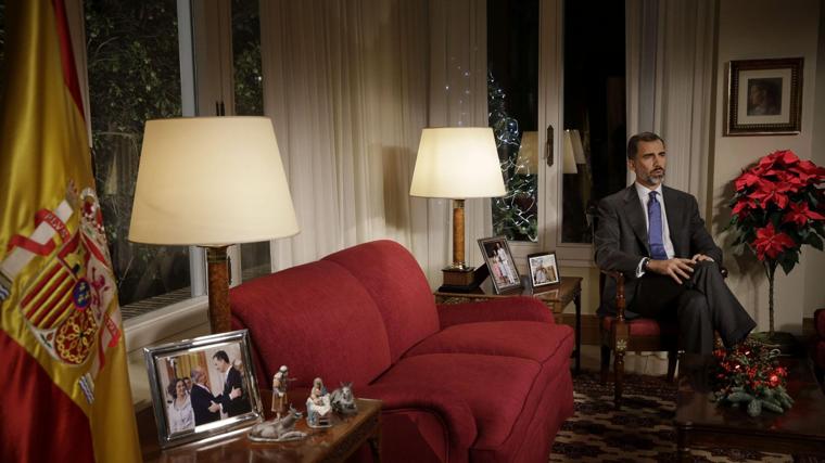 Primer Mensaje de Navidad (2014). Felipe VI eligió un espacio cercano y familiar, donde mantuvo el nacimiento, la bandera de España y tres fotos.