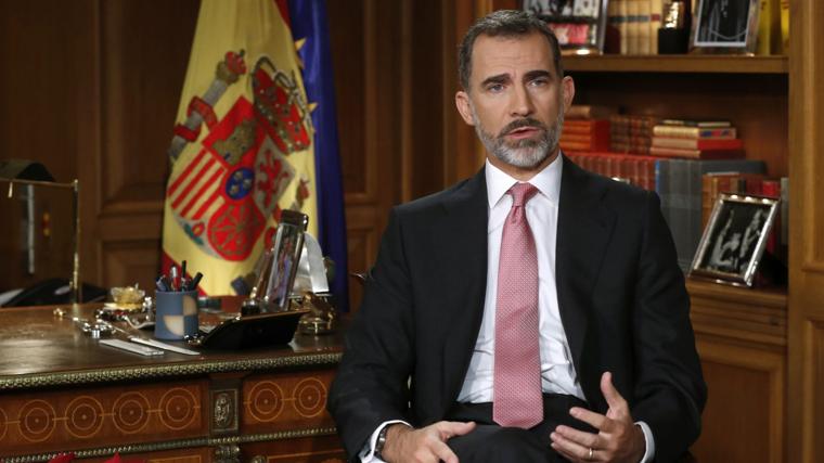 Desde el despacho del jefe del estado (2016). Felipe VI se dirigió a los españoles desde su despacho en el Palacio de la Zarzuela –bajo la atenta mirada del retrato de Carlos III de Mengs–, escenario de las cinco rondas de consultas que fueron necesarias este año para que en España se acabase formando Gobierno.