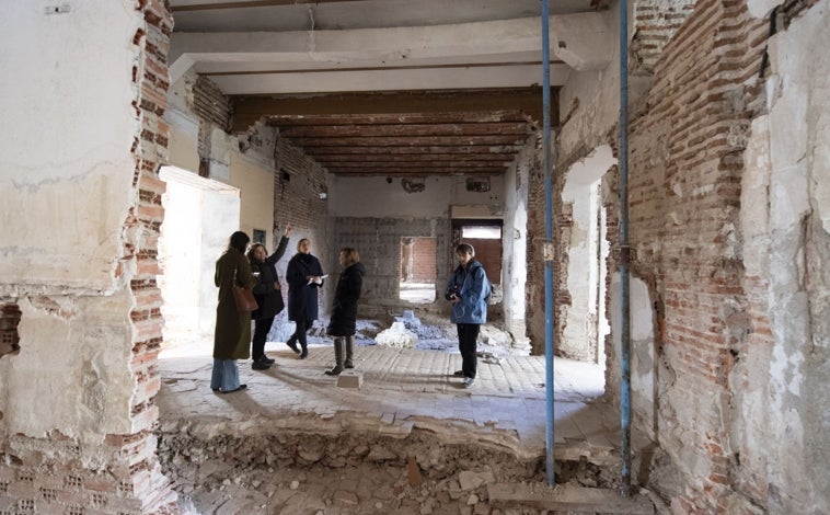 Imagen principal - Arriba, el interior de la Casa de Campo de Felipe II. Abajo a la izquierda, una de las rutas. A la derecha, la delegada de Cultura del Ayuntamiento de Madrid, Marta Rivera de la Cruz, junto con las rehabilitadoras de Patrimonio, en la visita a este palacio con ABC