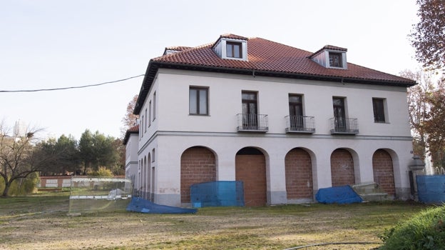 Imagen después - La Casa de los Vargas, en la actualidad y en un óleo del siglo XVI