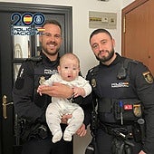 Dos policías salvan la vida a un bebé de seis meses que no podía respirar en Alicante