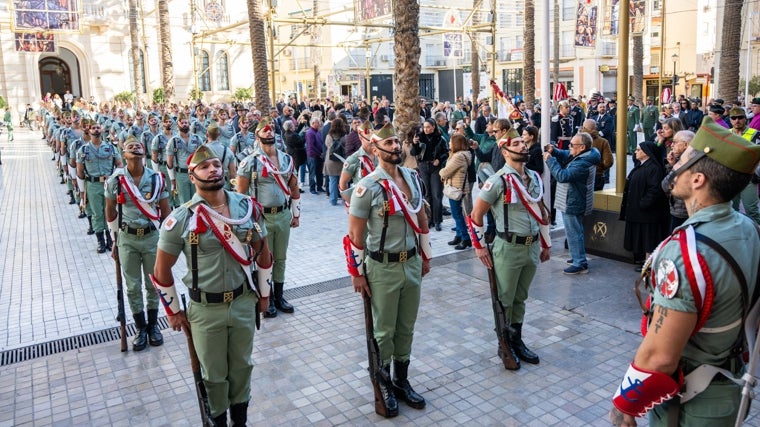 Público y legionarios en la Plaza de la Catedral