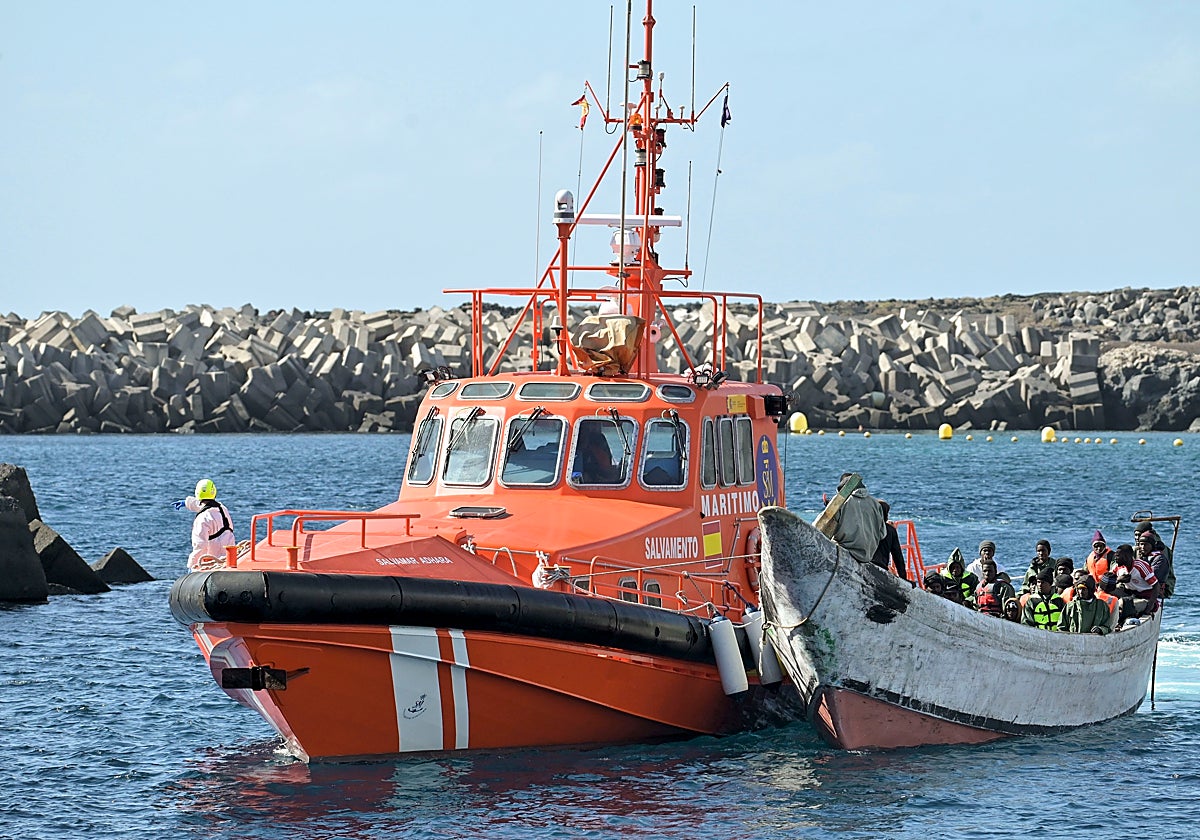 Cayuco con 75 inmigrantes rescatados este miércoles en su llegada a La Restinga