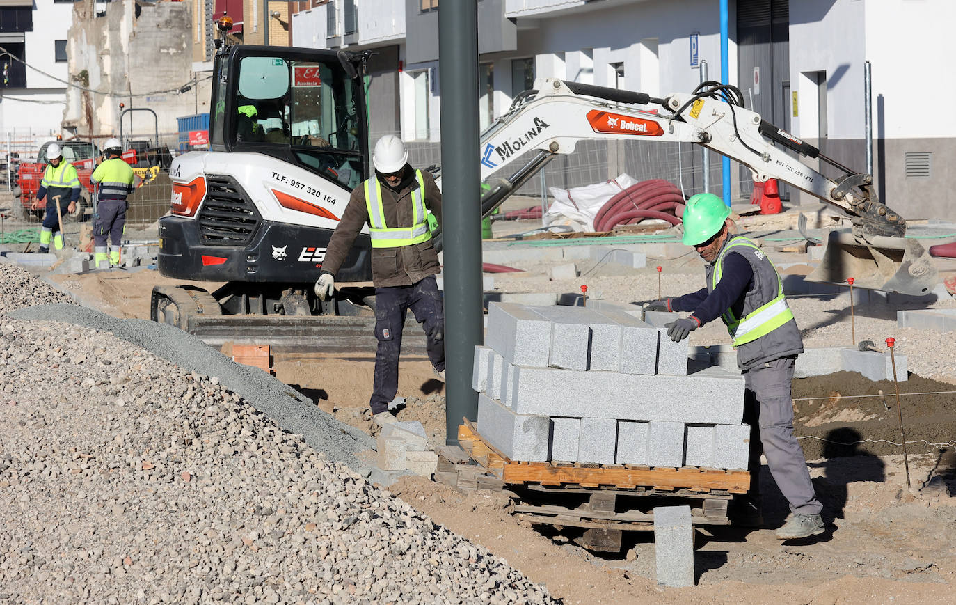 Las obras en la Ronda del Marrubial y en la carretera de Trassierra en Córdoba, en imágenes