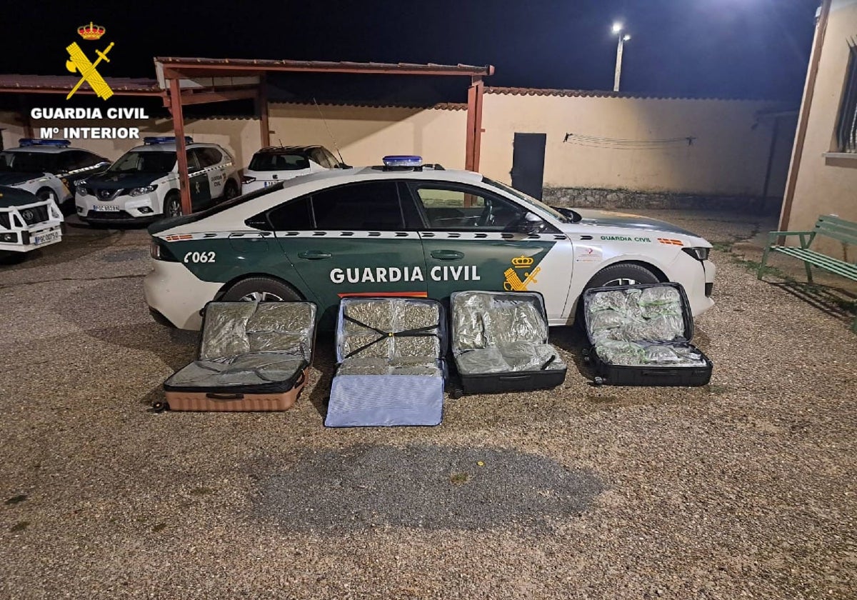 Las cuatro maletas requisadas por la Guardia Civil en las que los detenidos portaban 47 kilogramos de marihuana