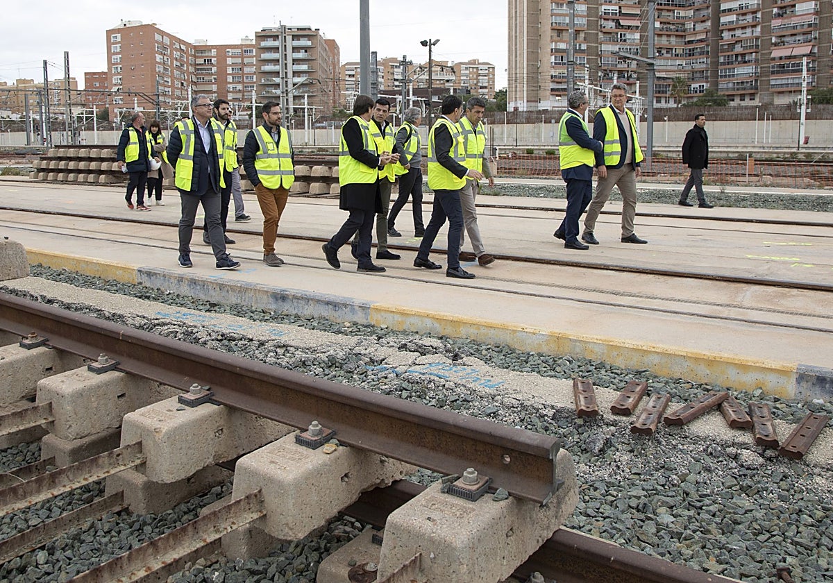 Imagen de la visita del presidente de la Generalitat, Carlos Mazón, este jueves a las obras de la Estación Central de Alicante
