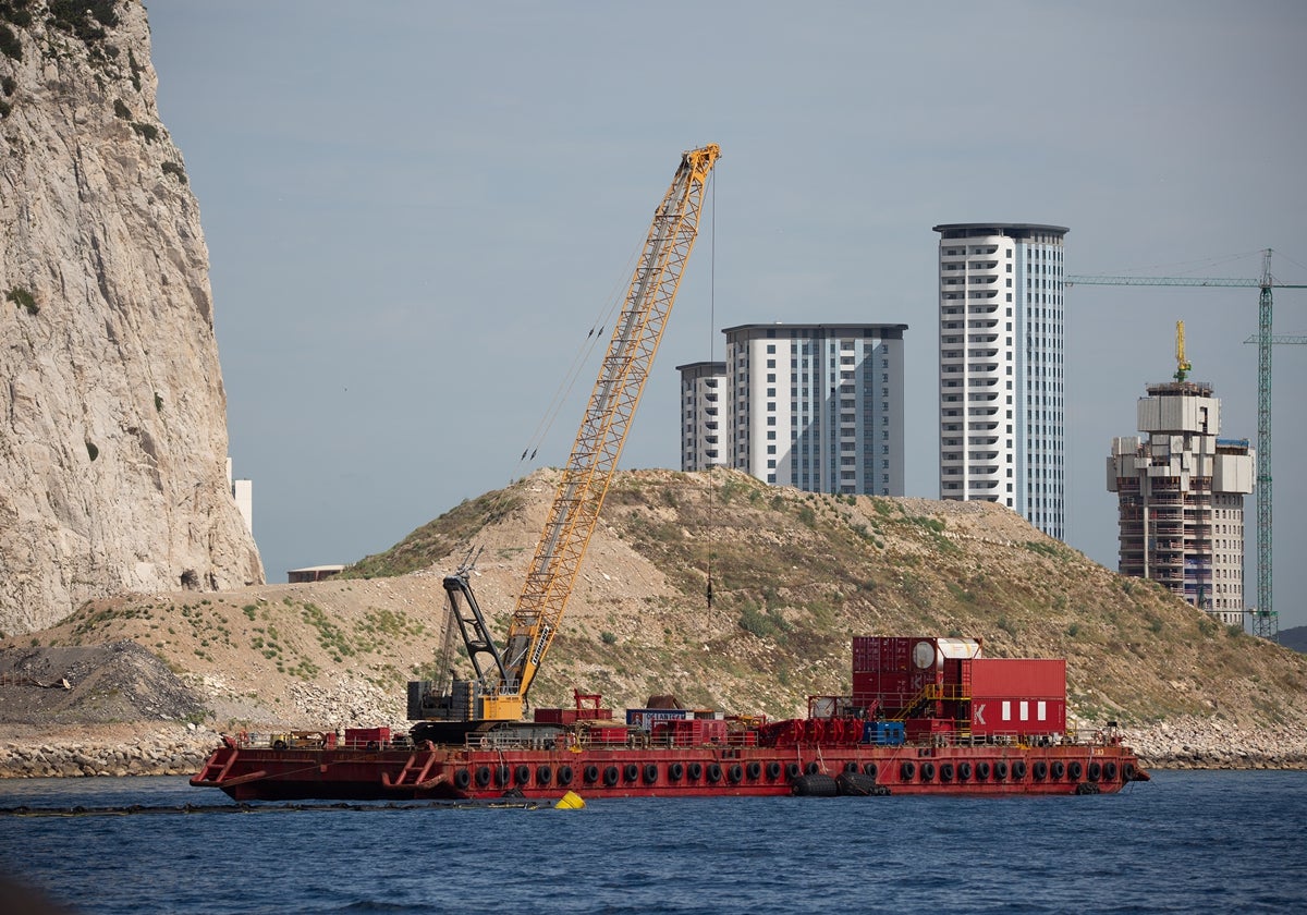 Imagen de los rellenos con los que Gibraltar sigue ganando terreno al mar sobre aguas españolas