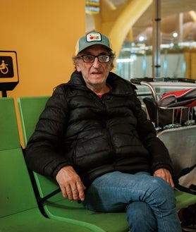 Imagen secundaria 2 - Julio, argentino de 74 años; un sintecho en la terminal T4 en víspera de Nochebuena y Fernando, zaragozano de 73 años