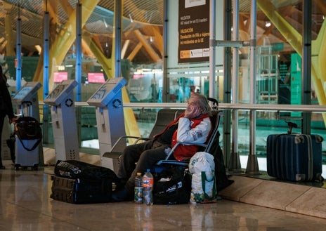 Imagen secundaria 1 - Julio, argentino de 74 años; un sintecho en la terminal T4 en víspera de Nochebuena y Fernando, zaragozano de 73 años