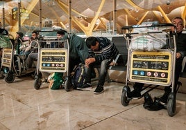 Los sintecho que viven disfrazados de pasajeros en Barajas