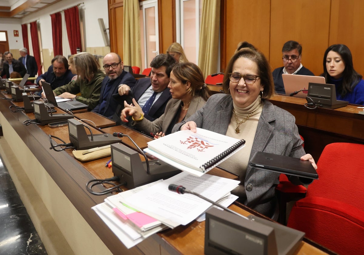 La teniente de alcalde de Hacienda, Blanca Torrent, con el documento presupuestario en la mano en el Pleno