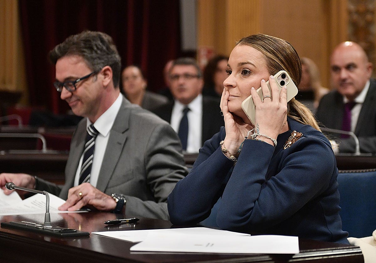 La presidenta autonómica de Baleares, Marga Prohens (PP), habla por teléfono durante un pleno del Parlamento regional