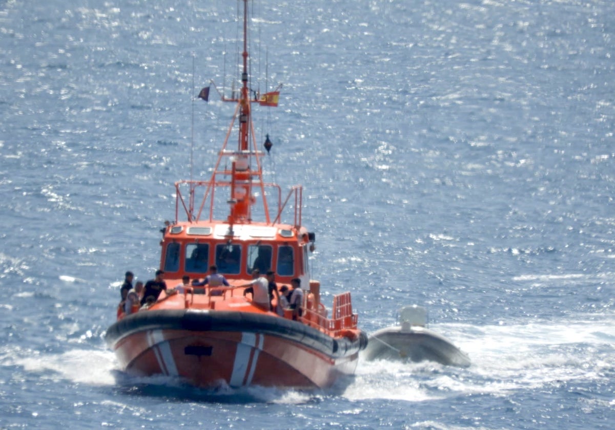 Imagen de archivo del rescate por parte de Salvamento Marítimo de migrantes en Almería