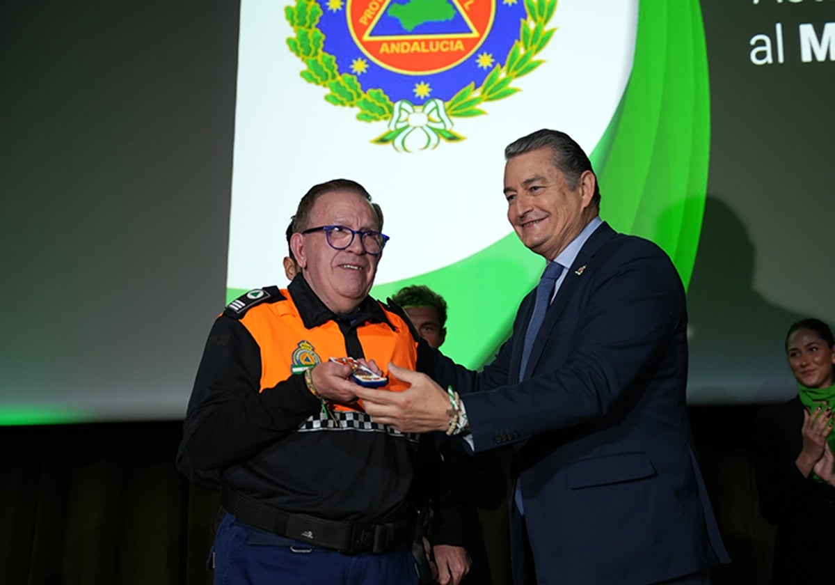 Antonio Sanz, junto a uno de los galardonados con las Medallas al Mérito de Protección Civil