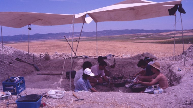 Equipo de paleontólogos, en una de las excavaciones en el yacimiento de La Retama (Cuenca) durante 1988