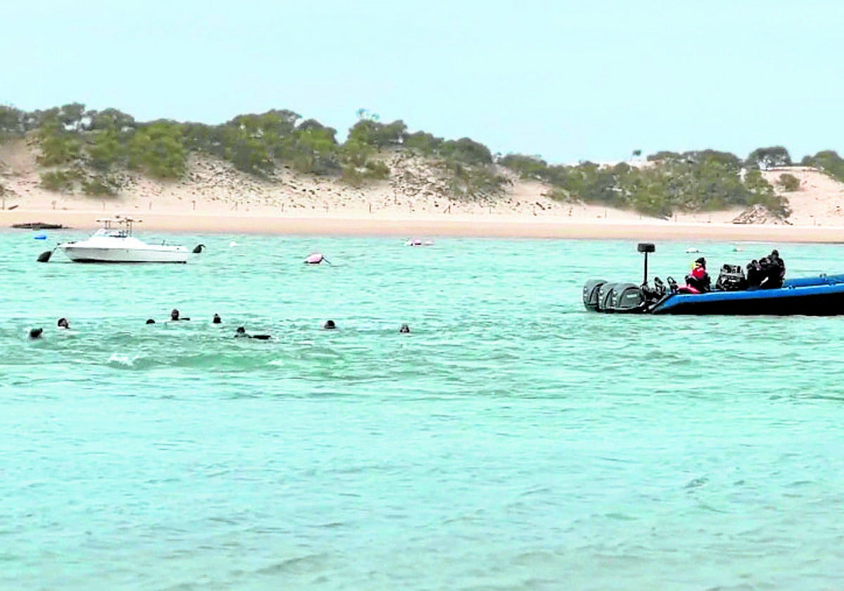 Migrantes arrojados al mar desde una narcolancha en Cádiz