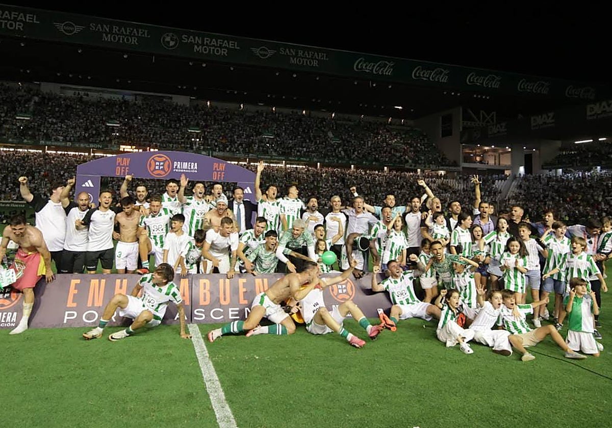 La plantilla del Córdoba celebra su ascenso en el césped de El Arcángel