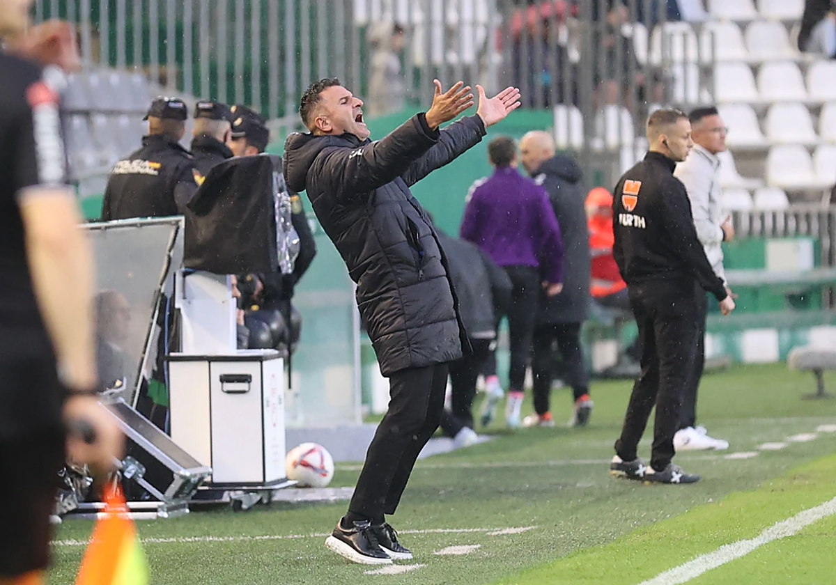Iván Ania se enfada durante una acción del duelo ante el Eldense
