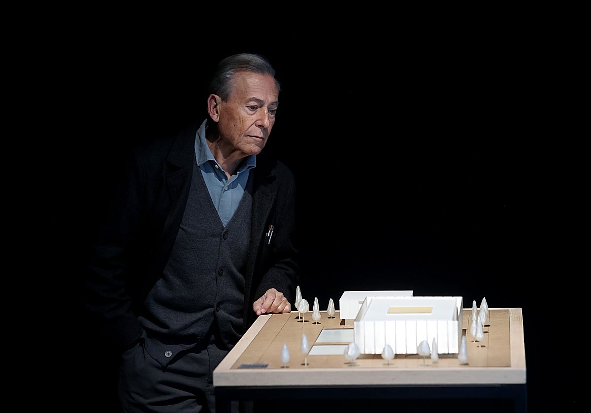 Daroca observa una maqueta de De La-Hoz en la Sala Vimcorsa