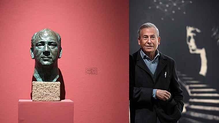 El arquitecto posa cerca de un busto del protagonista de las muestras