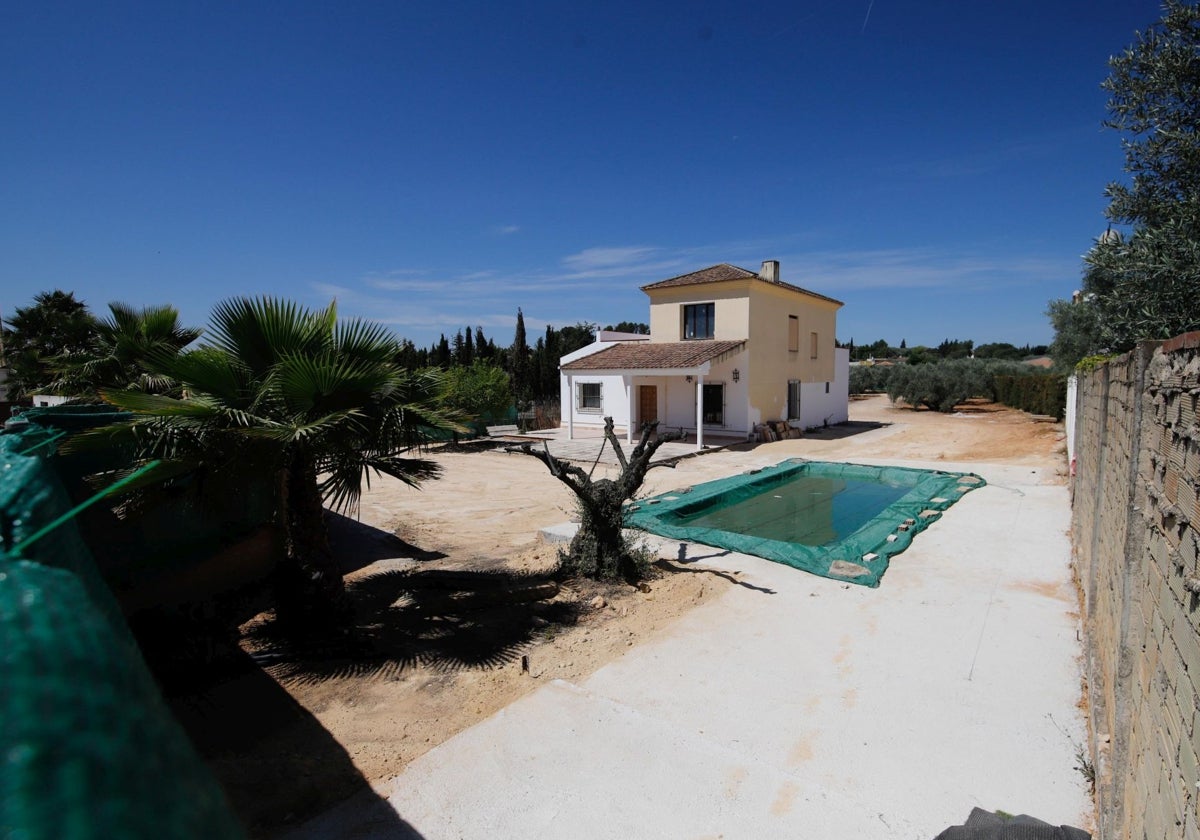 Obras en una vivienda en una parcela ilegal de Montilla, en Córdoba