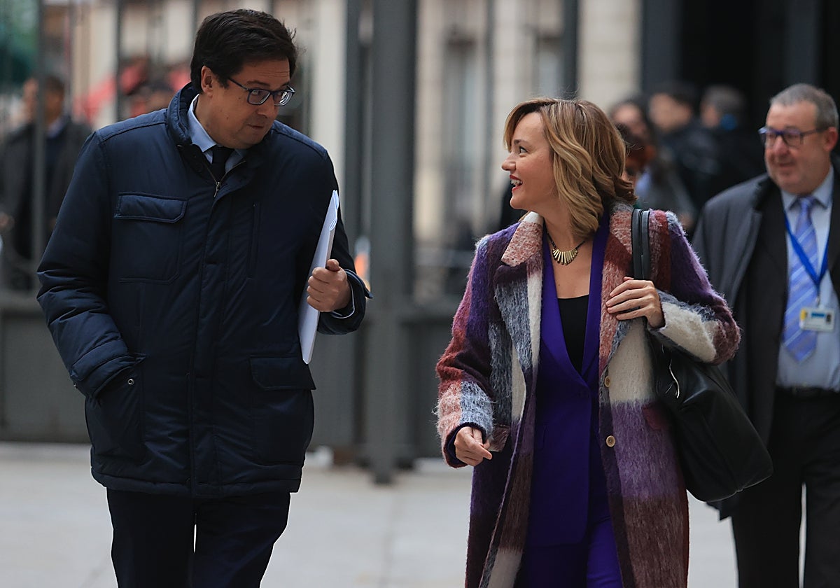 Los ministros Óscar López y Pilar Alegría, en el patio del Congreso de los Diputados