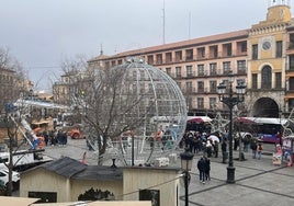 La bola y una pantalla en el Arco de la Sangre para tomar las uvas y recibir 2025 en Zocodover