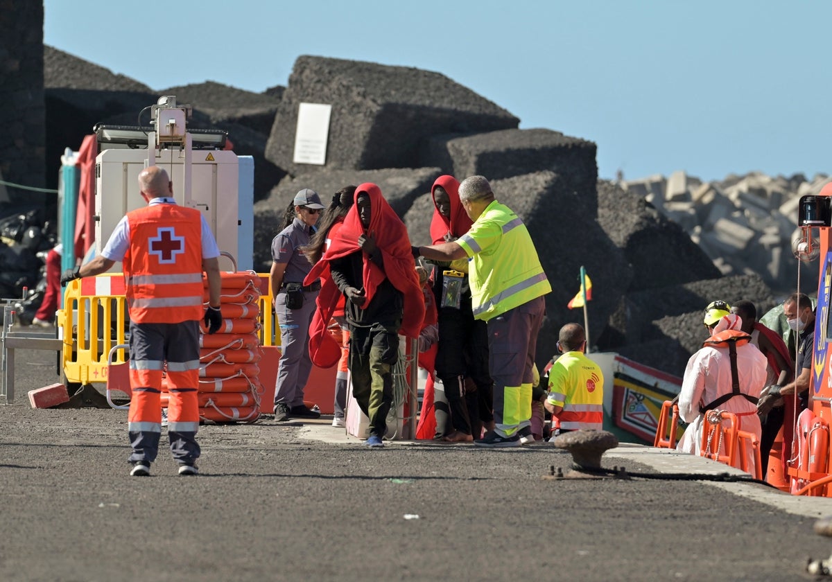 Salvamento Marítimo ha rescatado este domingo a 65 migrantes subsaharianos de un cayuco sin propulsión cerca de El Hierro