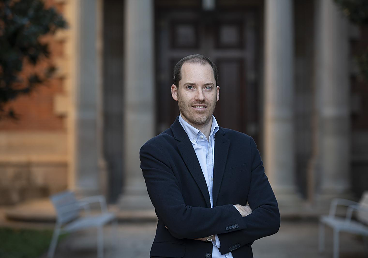 Juan Fernández, portavoz del PP en el Parlamento de Cataluña, posando para ABC antes de la entrevista