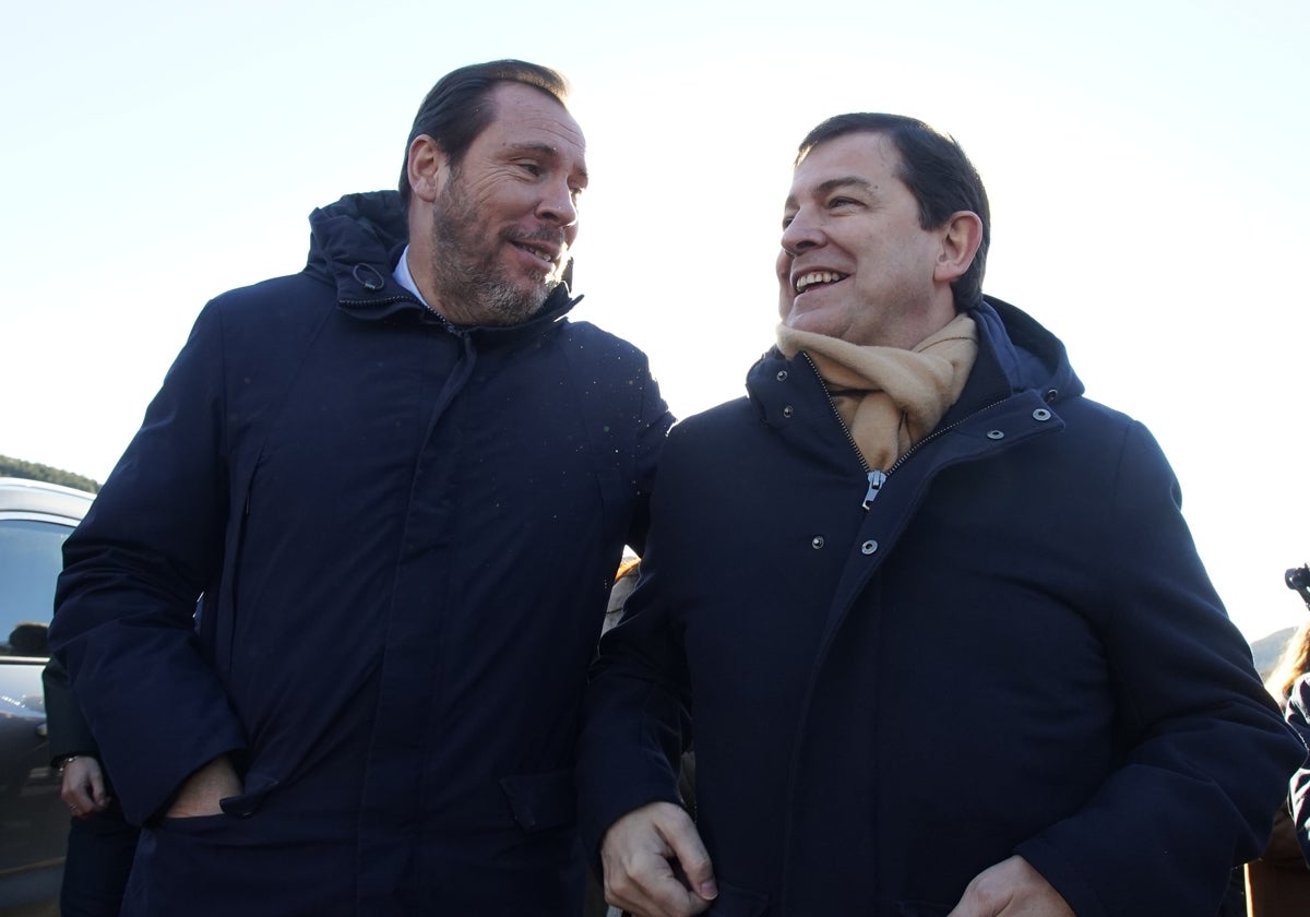 El ministro de Transportes y Movilidad Sostenible, Óscar Puente, y el presidente de la Junta, Alfonso Fernández Mañueco, en la reapertura del viaducto del Castro en la A-6