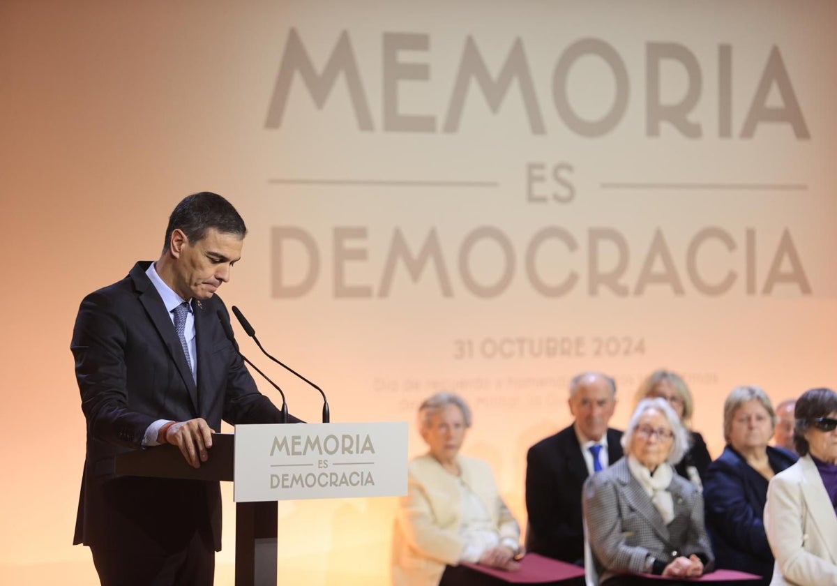 Pedro Sánchez presidiendo el acto por el «Día de Recuerdo y Homenaje a todas las víctimas del golpe militar, la Guerra y la Dictadura»