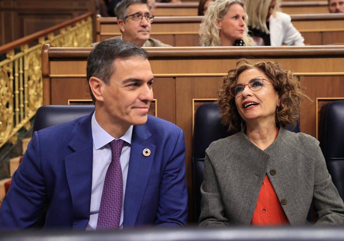 El presidente del Gobierno, Pedro Sánchez, junto a la vicepresidenta primera y ministra de Hacienda, María Jesús Montero