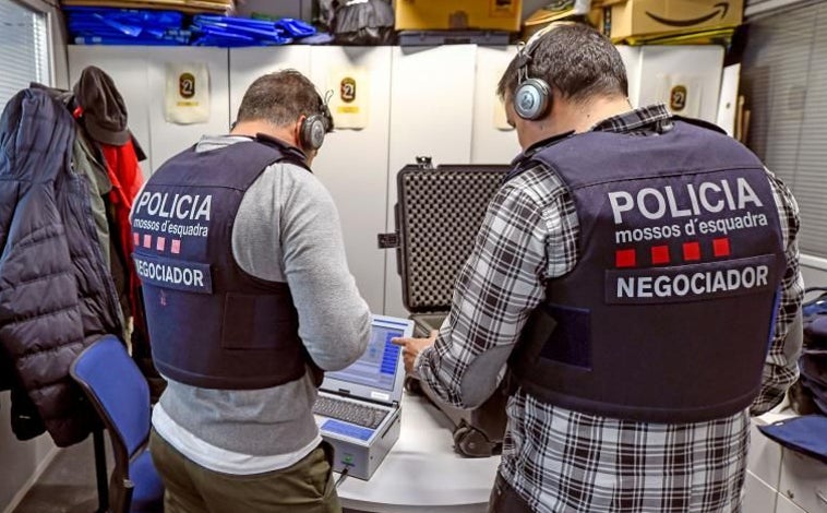 Imagen principal - Arriba, dos agentes de la Unidad de Secuestros, en Égara, complejo central de los Mossos. Debajo, entrada del hotel de Barcelona donde retuvieron a un huésped. La Policía catalana detuvo, aún armado, a uno de sus captores, en junio de 2022. Por último, agentes del GEI tras el asalto al piso de la calle Amigó, donde liberaron a dos asiáticos, en febrero de 2023