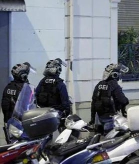 Imagen secundaria 2 - Arriba, dos agentes de la Unidad de Secuestros, en Égara, complejo central de los Mossos. Debajo, entrada del hotel de Barcelona donde retuvieron a un huésped. La Policía catalana detuvo, aún armado, a uno de sus captores, en junio de 2022. Por último, agentes del GEI tras el asalto al piso de la calle Amigó, donde liberaron a dos asiáticos, en febrero de 2023