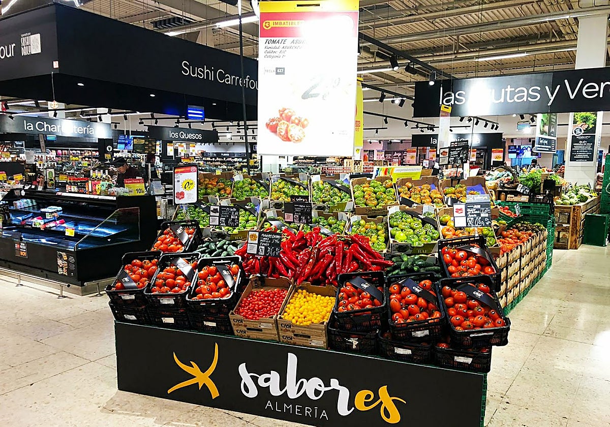 Interior del hipermercado Carrefour en Almería capital
