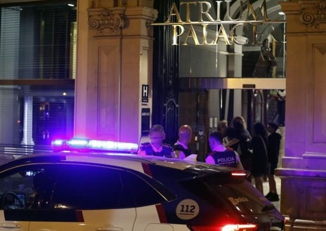 Imagen secundaria 1 - Arriba, dos agentes de la Unidad de Secuestros, en Égara, complejo central de los Mossos. Debajo, entrada del hotel de Barcelona donde retuvieron a un huésped. La Policía catalana detuvo, aún armado, a uno de sus captores, en junio de 2022. Por último, agentes del GEI tras el asalto al piso de la calle Amigó, donde liberaron a dos asiáticos, en febrero de 2023