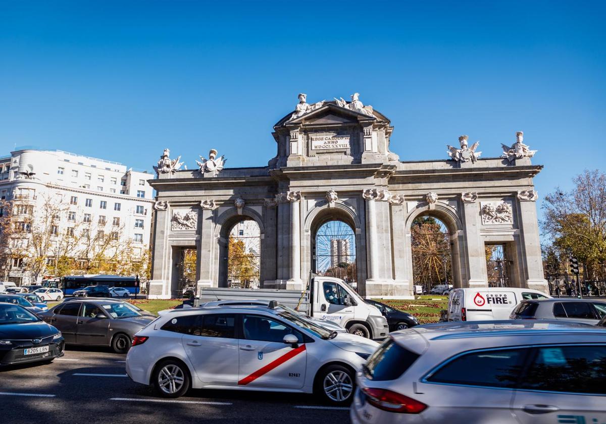 Tráfico denso alrededor de la Puerta de Alcalá