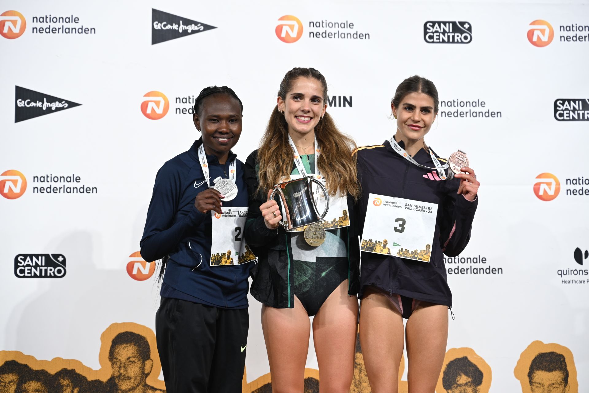La española Marta García (c), que terminó primera, la keniana Ruth Chepngetich (i), segunda, y Águeda Marqués (d), tercera, en el podio.
