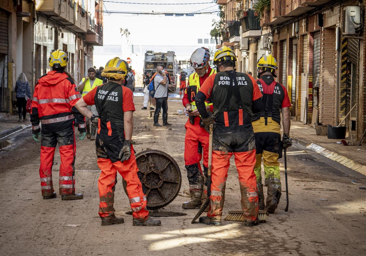 Bomberos revisando el alcantarillado en Catarroja