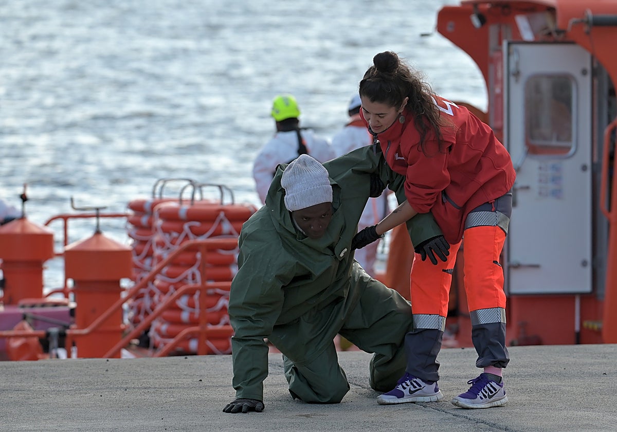 Salvamento Marítimo ha rescatado este jueves a otros 59 inmigrantes de un cayuco en aguas de El Hierro